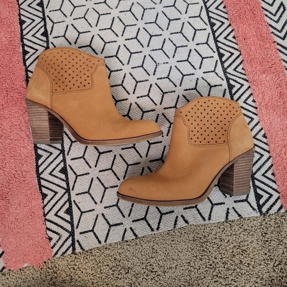 LUCKY BRAND ELLER CAMEL TAN HEELED BOOTIES, SZ 7.5 - Picture 2 of 12